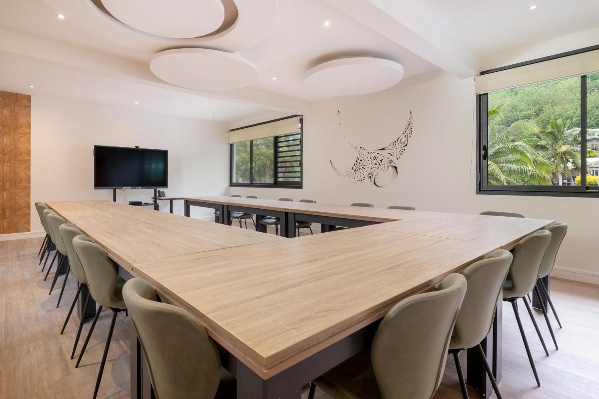 Cook'S Bay Hotel & Suites Paopao Εξωτερικό φωτογραφία